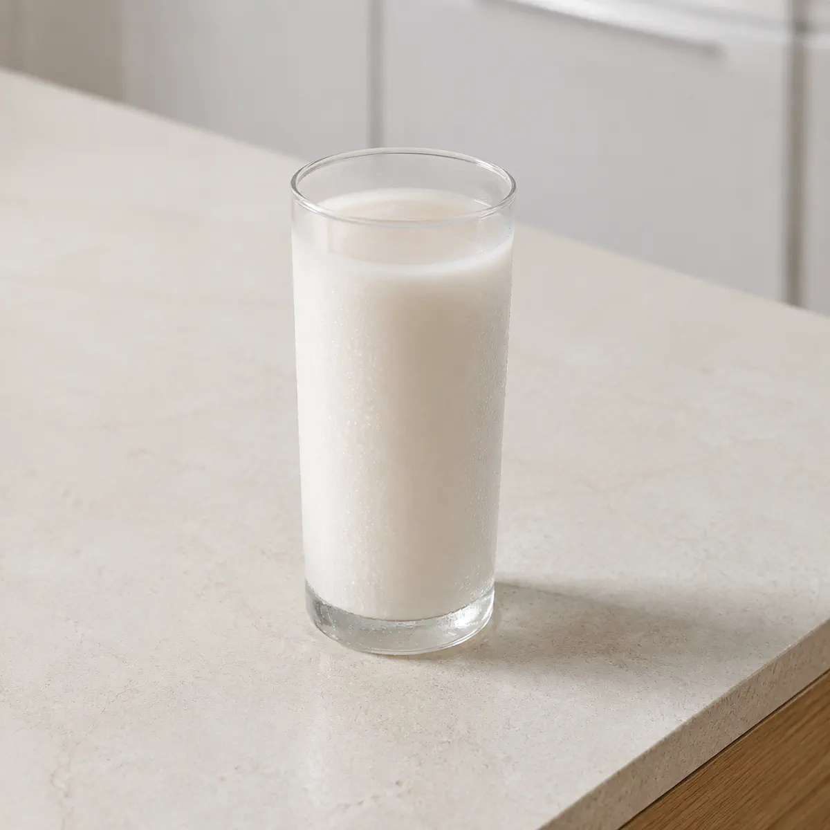 Boisson de riz enrichie : un grand verre, embué.